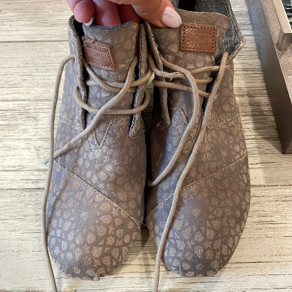 Toms wedges size 8.5